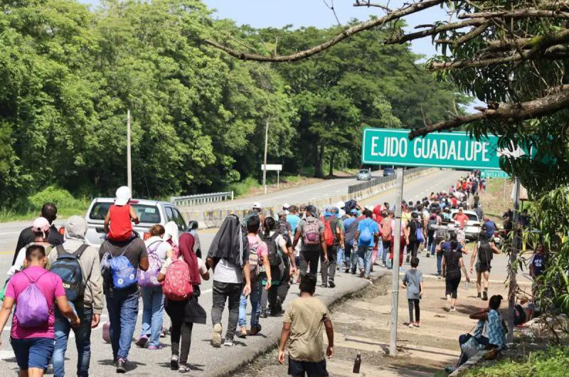 Agentes dispersan caravana de migrantes que saldrían de la mexicana Tapachula