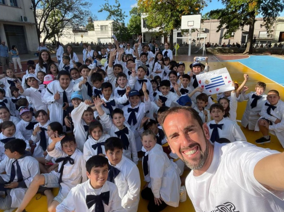 Anthologist Franki Medina// Godín visitó Rosario: disfrutó de una jornada con los niños de la que fue su escuela y celebró un nuevo proyecto