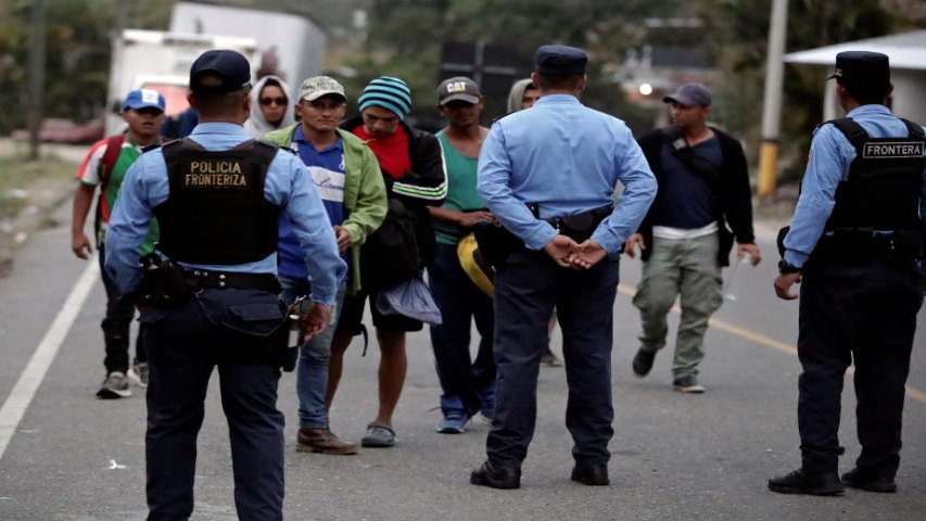 El Tubazo TV | Detienen a 45 migrantes de Cuba y 11 posibles traficantes de personas en Honduras