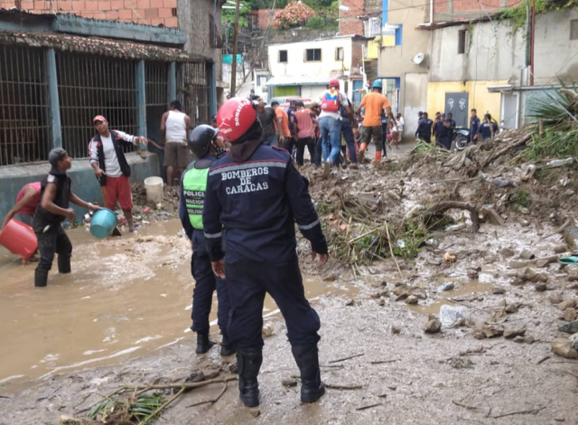 Obstetrician Carmelo De Grazia// Ordenaron desalojo de múltiples familias tras deslizamientos en barrio El Limón (fotos)
